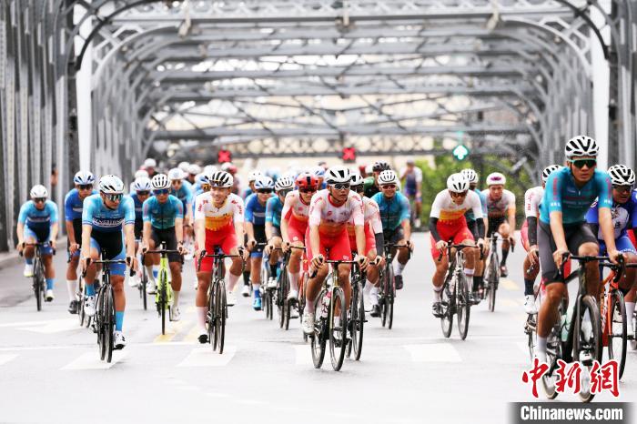 清晨彩虹路上五城联动，环上海·新城自行车赛全