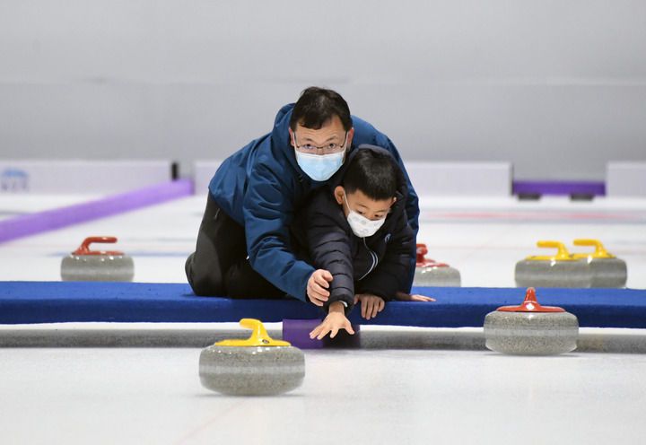 三亿人参与冰雪运动 冬奥遗产惠及千家万户