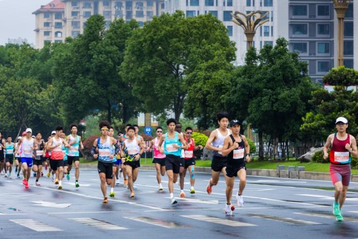 弋阳首届10公里精英赛开跑 5000选手竞逐5000人参