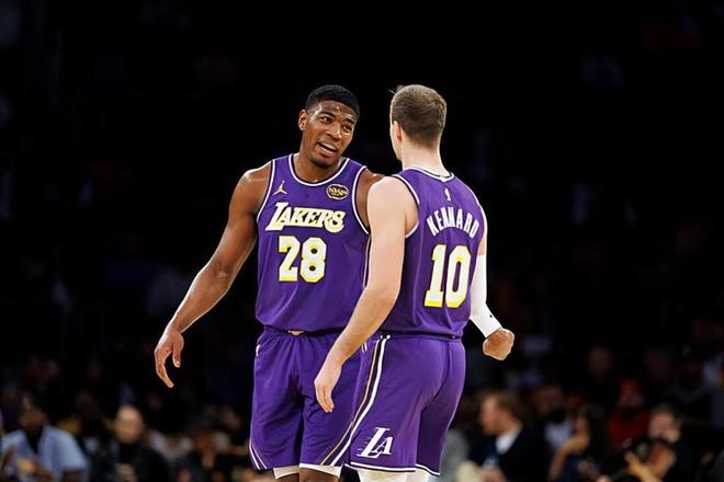 湖人客场力克热火豪取8连胜 肯纳德低迷难掩球队