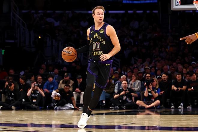 湖人客场力克热火豪取8连胜 肯纳德低迷难掩球队