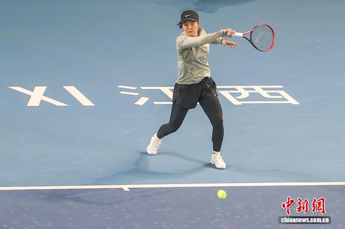 郑妩双主场首胜！江网正赛首日中国金花双线告