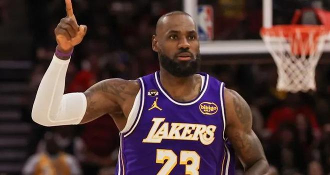 詹姆斯26+11+8率湖人逆转勇士 终结三连败登顶西部