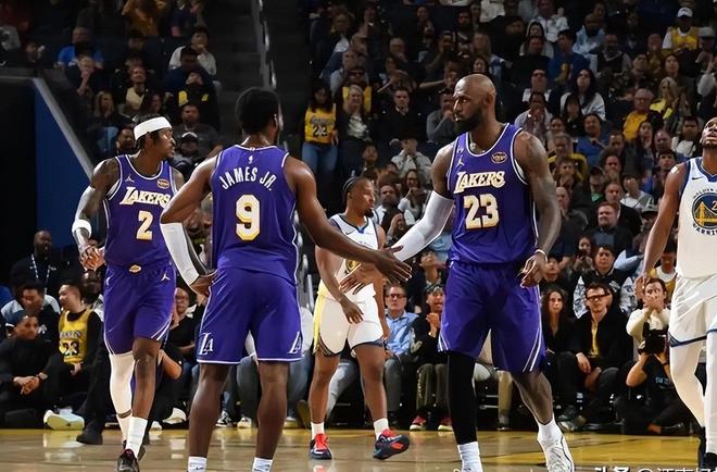 詹姆斯26+11+8率湖人逆转勇士 终结三连败登顶西部