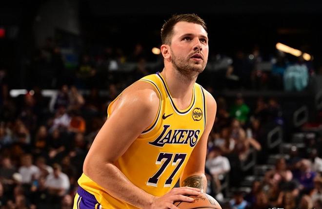 詹姆斯26+11+8率湖人逆转勇士 终结三连败登顶西部